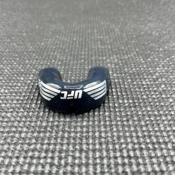 Капа для боксу одностороння Opro Instant Custom-Fit UFC доросла (вік 11+) сіро-чорна Instan_Silver/Black фото